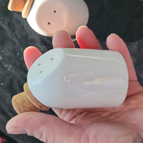 Lifver Salt & Pepper shakers ☆ white porcelain ☆ cork tops ☆ BRAND NEW in box ☆ - Picture 2 of 13
